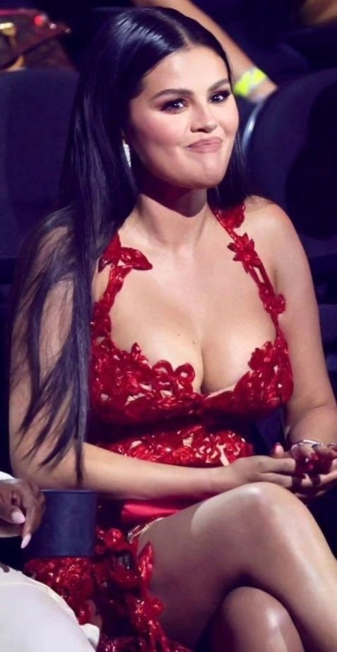 Busty Selena #8WSgLjgK