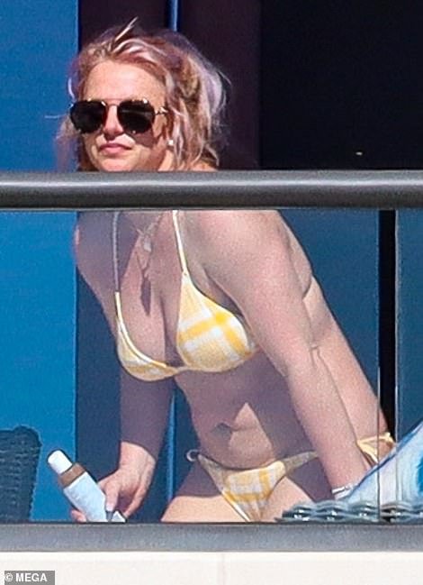 CELEB BIKINIS #jMNxHnpk