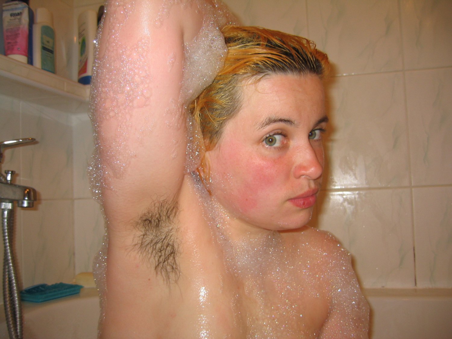 Cute Hairy Amateur Girl In The Bathtube #ifBF4GFb