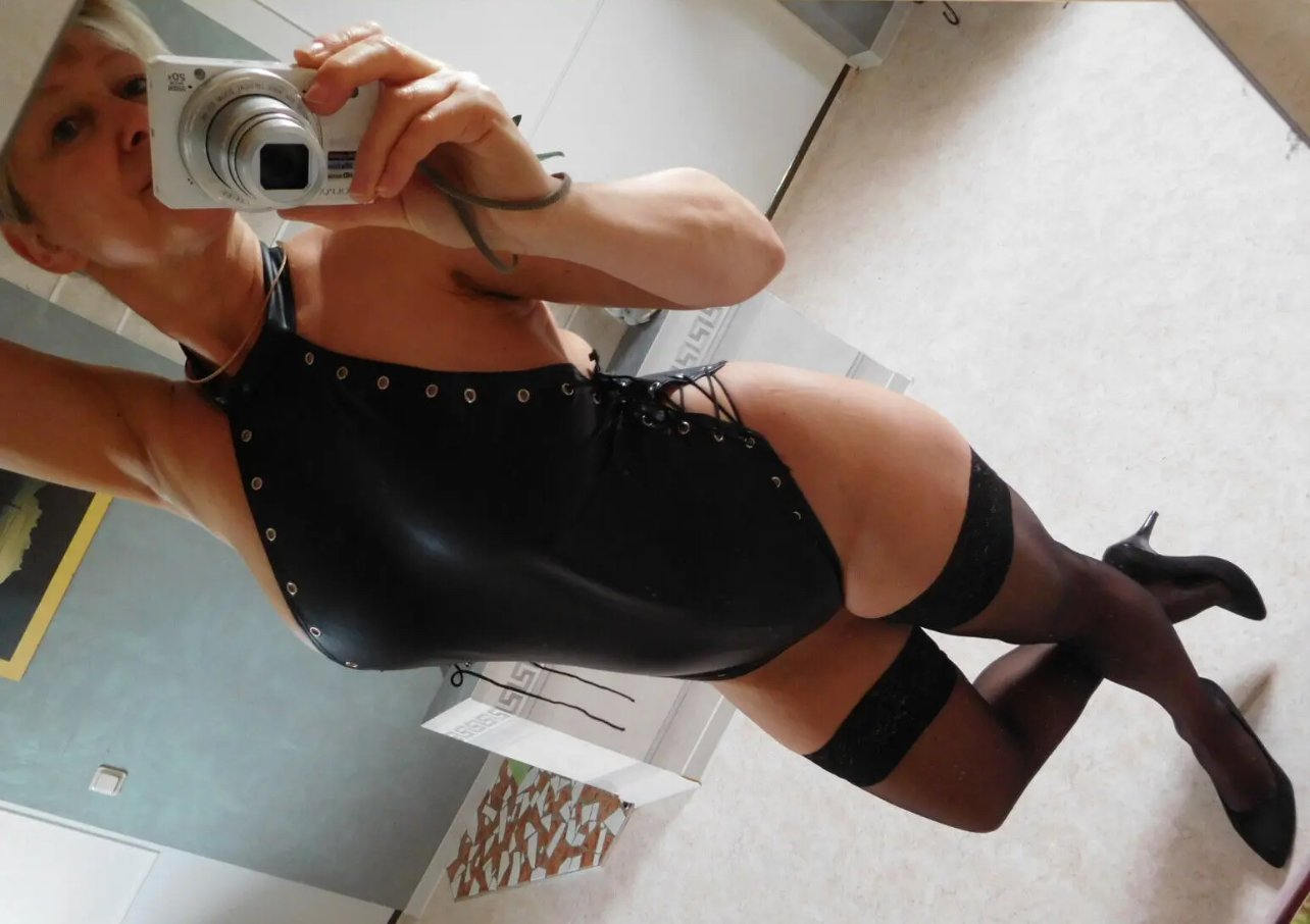 Blonde German MILF Selfies #CjSTcakT