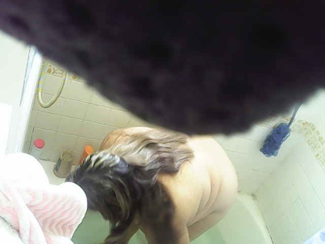 BBW Slut Regina in the Bath #slChr85e