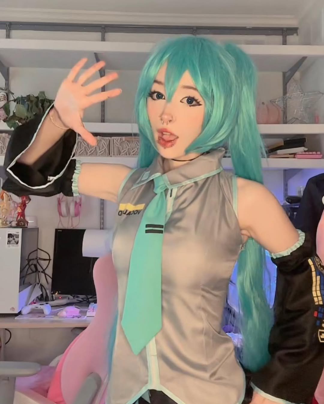 Slutty Miku Cosplay #YP5v6nhf