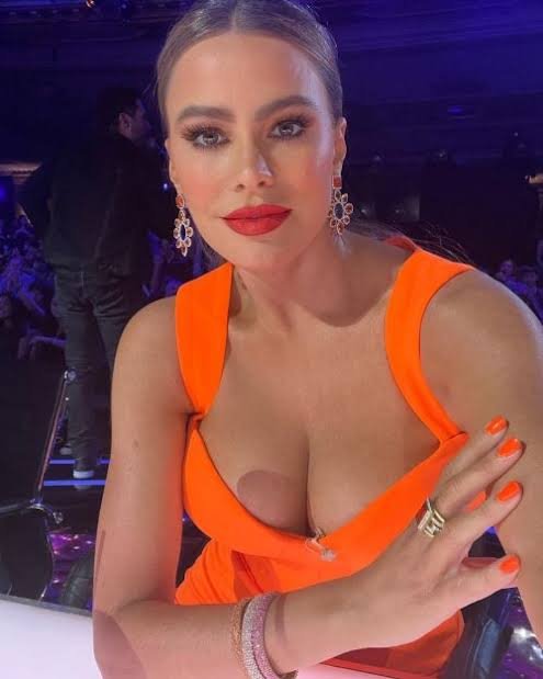 Celeb huge boobs (selena Gomes, scarlett johansson, billie eilish, Sofia Vergara, salma and Georgina #Me2uAehe